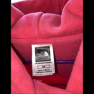 The north face sweatshirt size small in woman’s but fits like a medium